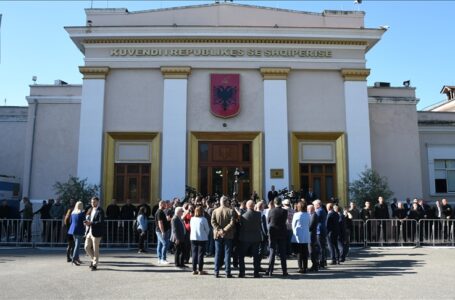 Продолжуваат тензиите во Собранието на Албанија