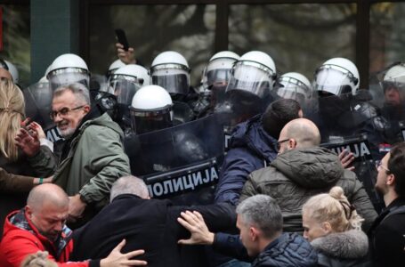 Судир на пратениците и советниците со полицијата пред судот и обвинителството во Нови Сад