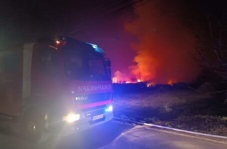 Пожар во фирмата „Атлантик“ во Визбегово, горат два шлепери