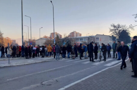 Протест на родители пред ООУ „Љупен Лапе“ во Аеродром, бараат да се реши проблемот со небезбедната крстосница