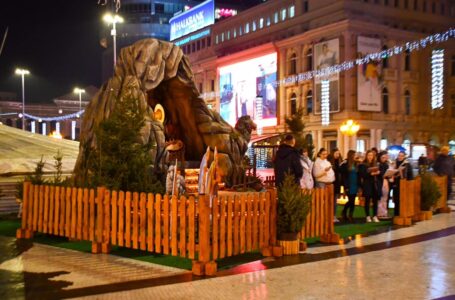 Поставена божикна пештера на плоштад „Македонија“