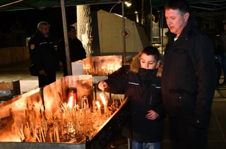 Граѓаните во Кочани запалија свеќи во чест на настраданите во трагичниот пожар