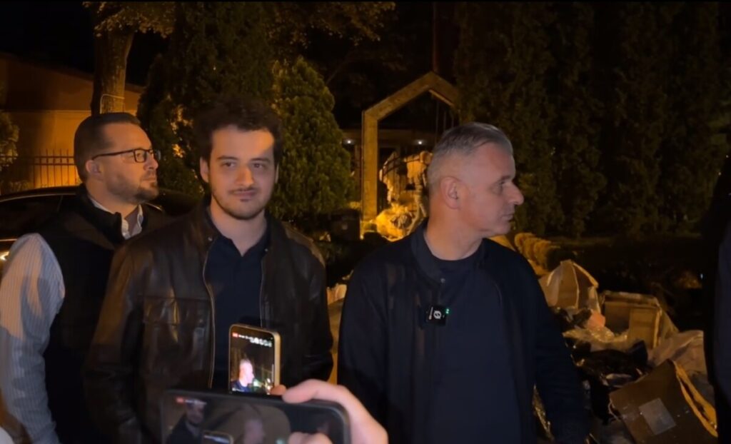 Ганиу и граѓаните се собраа пред Град Скопје и го фрлија ѓубрето