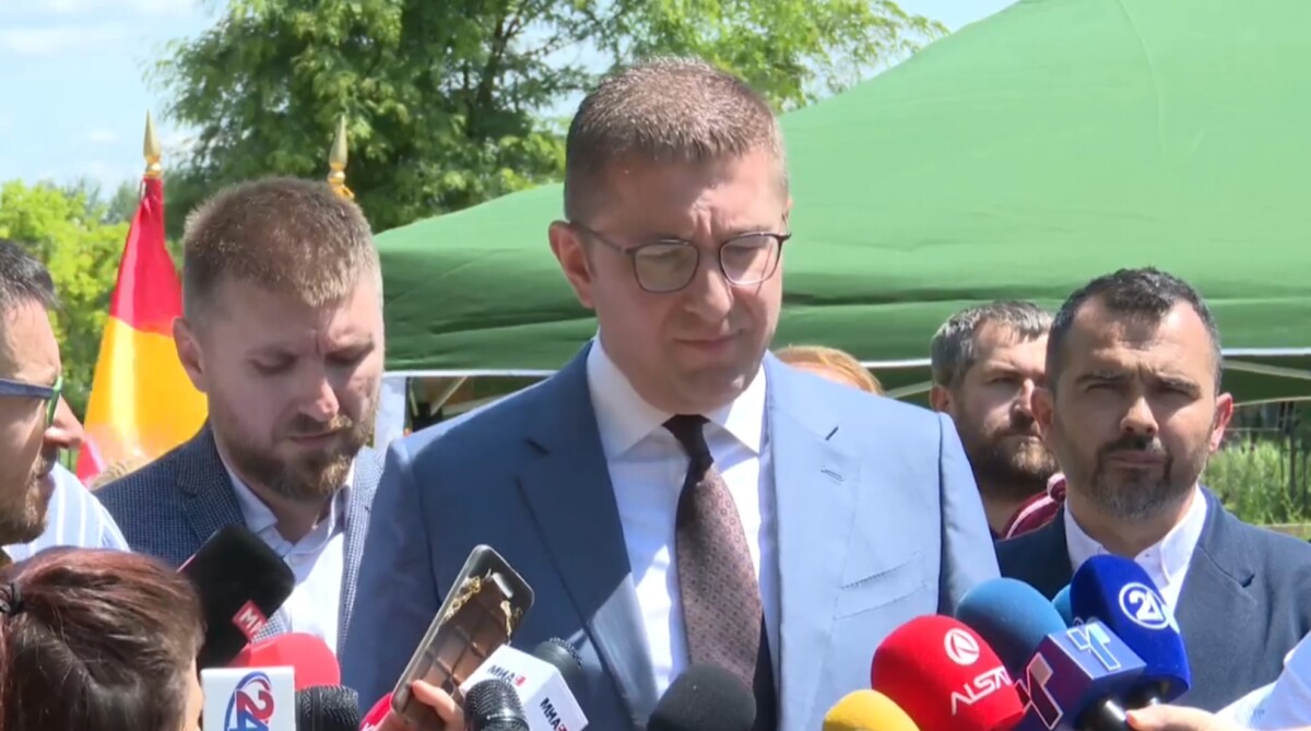 Мицкоски од Тирана: За неколку часа убавата вест за Македонија ќе ја дознае цела јавност