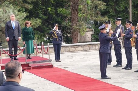 Хрватскиот претседател Милановиќ пристигна во Скопје, пречекан со државна церемонија од претседателка Сиљановска-Давкова
