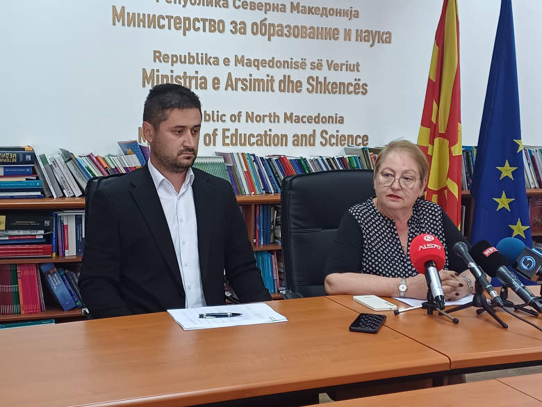 Училиштата да не доделуваат парталави учебници, МОН ќе ги замени со нови пред 1 септември