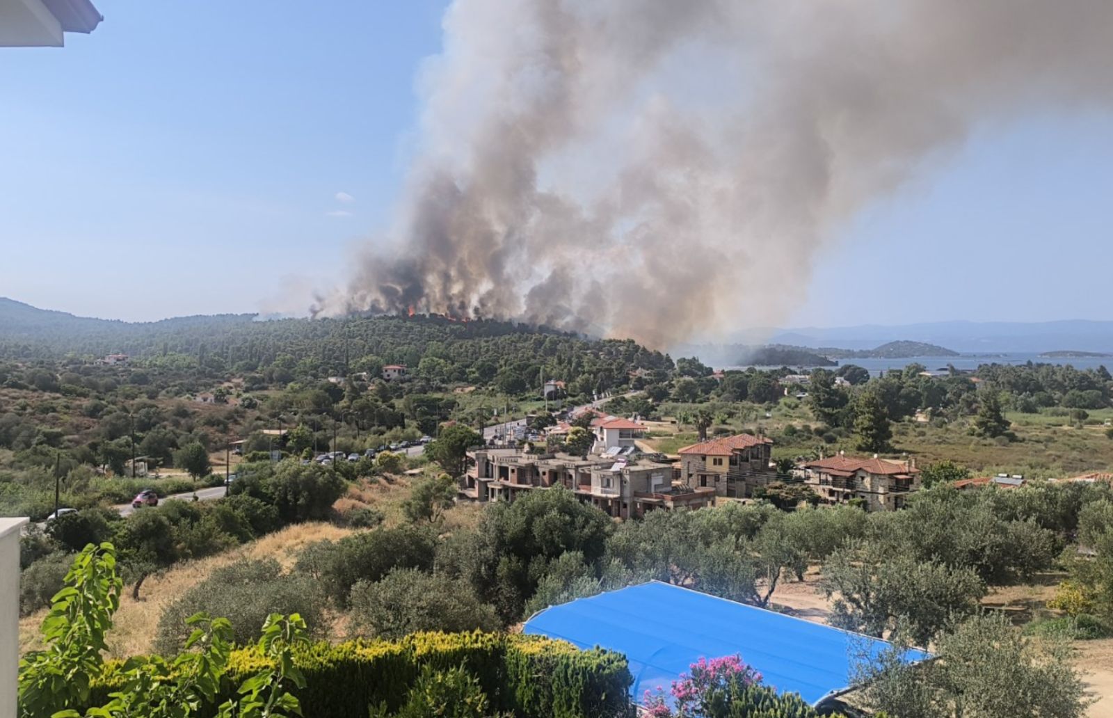 Грција се бори со огромен пожар на Евија