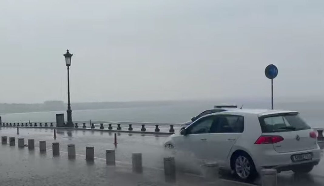 Големо невреме ја погоди Грција, поплави во Солун и на Халкидики