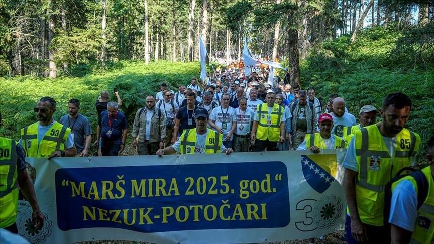 Започна „Марш на мирот“: Илјадници луѓе им оддаваат почит на жртвите од геноцидот во Сребреница
