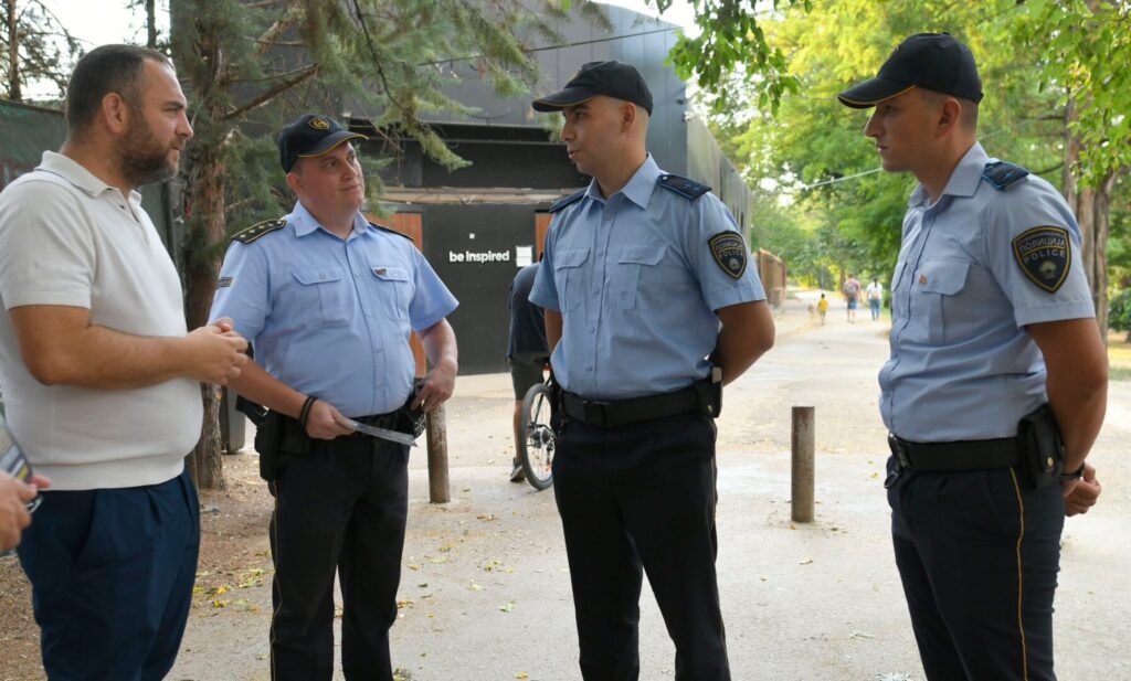 Наградени ќе бидат полицајците кои ја спасија жената во Вардар