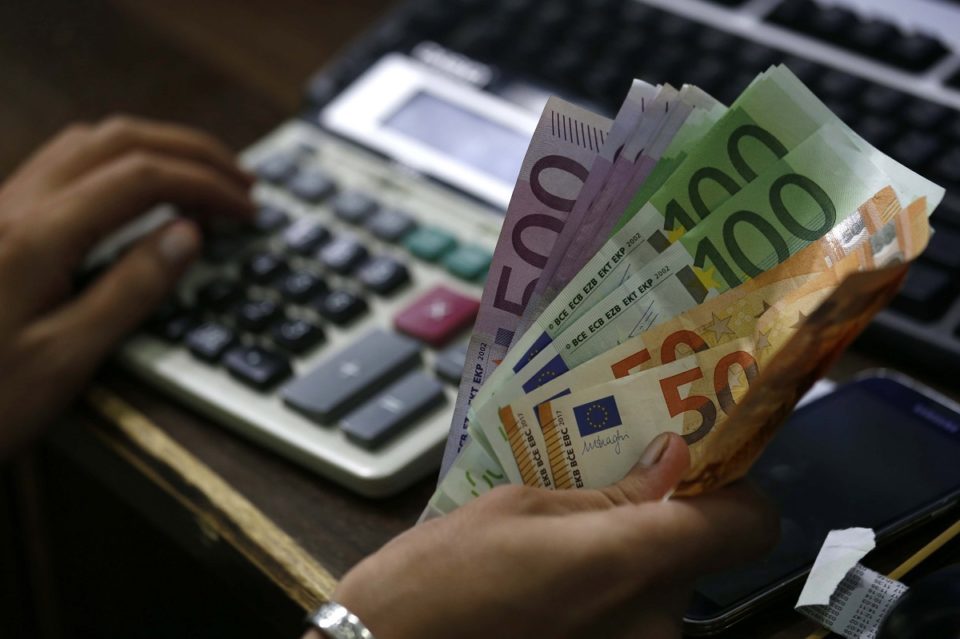 Граѓаните должат 4,3 милијарди евра во банките – годишен раст од 13% и на кредитите и на депозитите