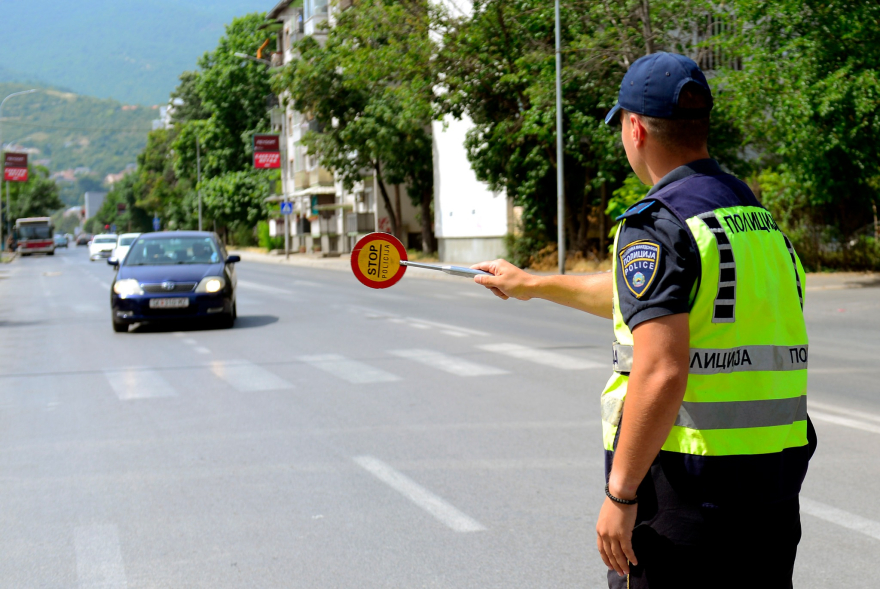 Викендов полицијата казни 1.077 возачи: 314 возеле брзо, 163 возеле без возачка, 82 за паркинг