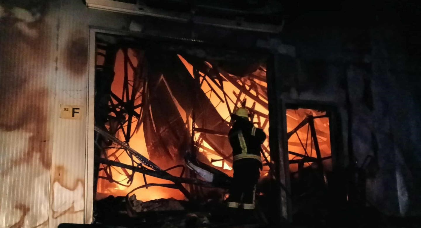 Во пожарот кој избувна во фабриката во Виница има повредени пожарникари и цивили