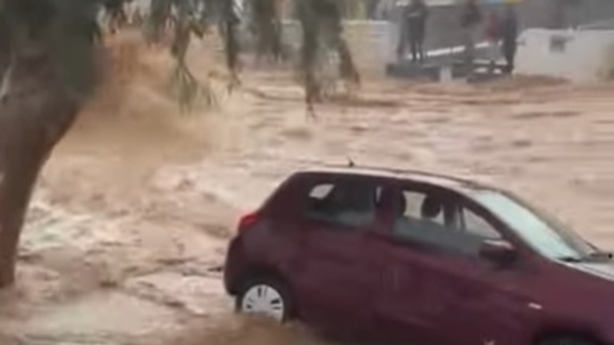 Монструозна бура ја погоди Грција,  многу патишта останаа поплавени