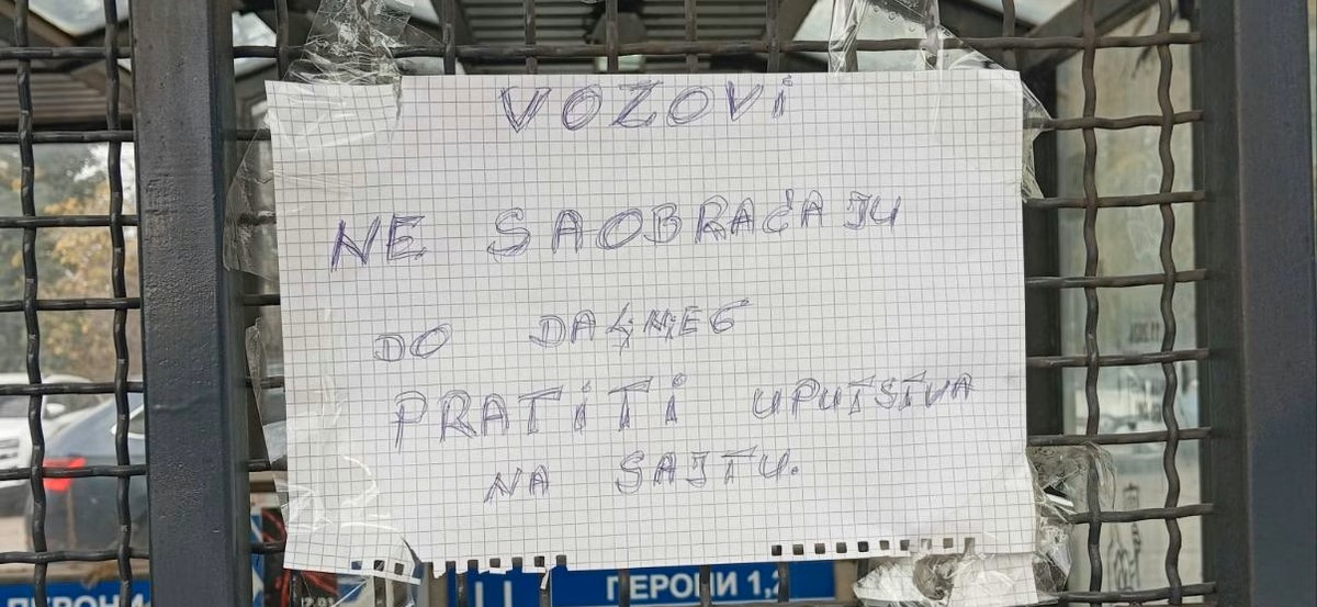 Возовите во Србија не возат четврти ден, патниците ги дочекаа рачно напишани известувања