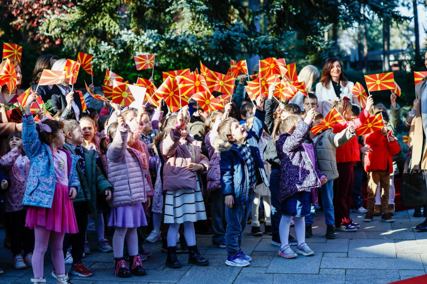 Дечиња ја следеа церемонијата на свечено менување на државното знаме во Кабинетот на Сиљановска-Давкова