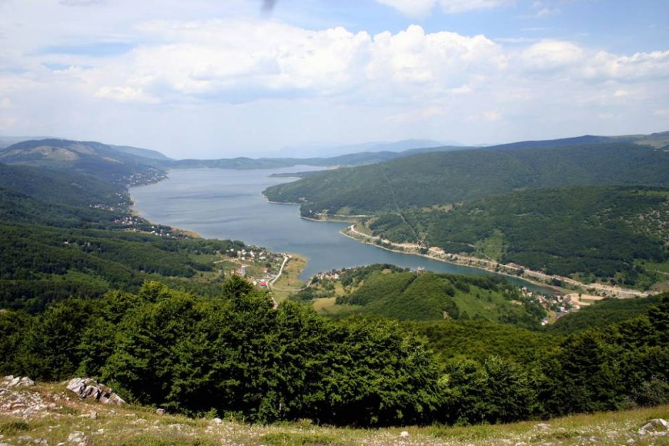 Мал авион се урна во Мавровско Езеро – едно лице повредено