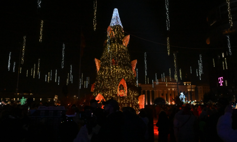 Свечено осветлена новогодишната елка и отворен Божиќниот маркет