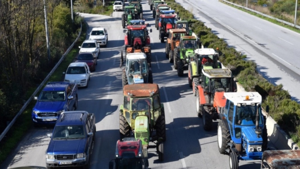 Грчките земјоделци повторно со блокада – сообраќајот на Евзони во прекин