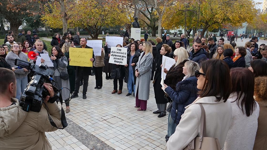 Албанија: Наставниците на протест за „деполитизација на образованието“