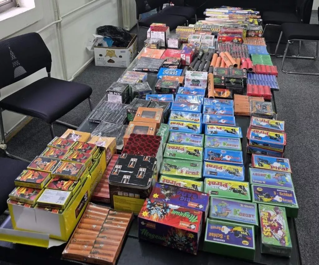 Одземени 7.107 парчиња пиротехнички средства на скопски Бит Пазар