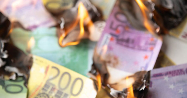 Нафталин предизвикал пожар во банка во Бугарија, гореле пари