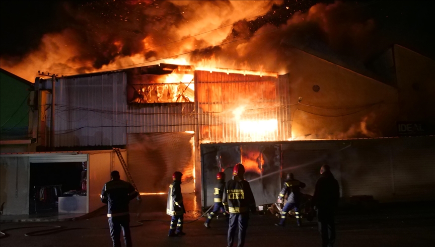 Голем пожар во главниот град на Албанија: Изгореа повеќе од 50 продавници и магацини