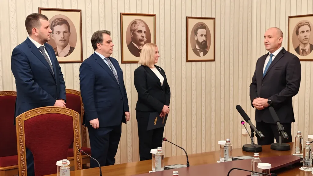 Радев го врачи вториот мандат за состав на бугарска влада, ПП-ДБ го врати нереализиран