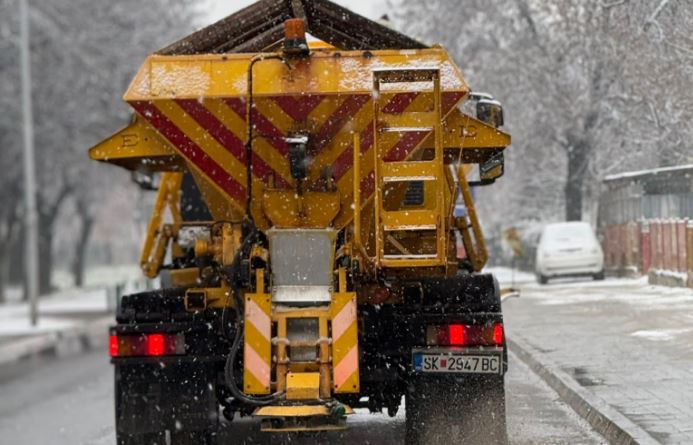 Град Скопје на терен: Интензивно расчистување и апел за внимателно возење