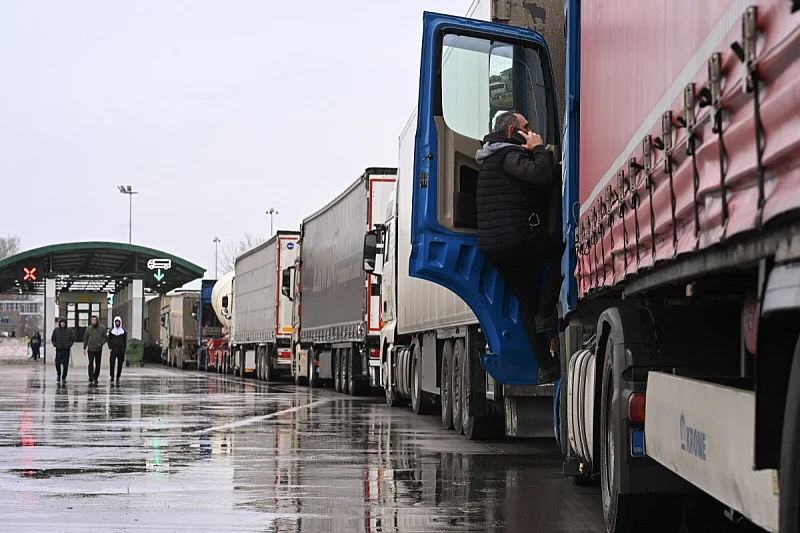 Транспортерите од БиХ и Србија не отстапуваат, продолжуваат со блокади на границите