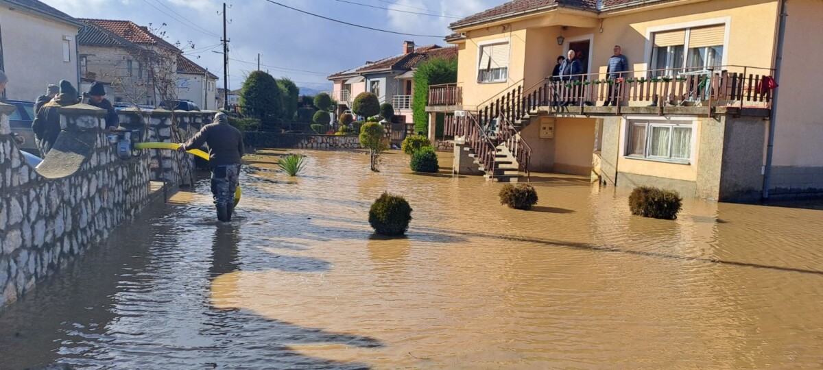30 полски кревети и ќебиња доставени до привремено сместените лица во Кичево