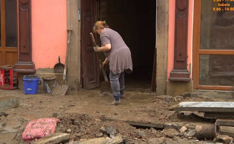 Евакуирани околу 110 лица по поплавите во Кичево