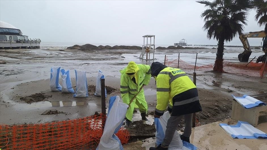 Невреме со обилни врнежи ги зафати Албанија и Косово, поплави во повеќе области