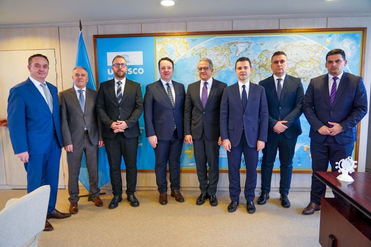 Македонските министри ветиле во УНЕСКО дека државата ќе се грижи за Охридскиот Регион