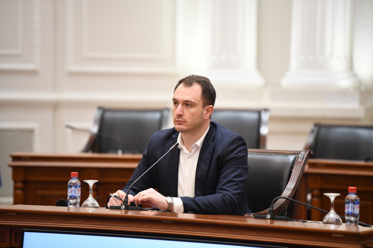 Забраната на социјалните мрежи за најмладите во Македонија би била радикален чекор, рече министерот Андоновски