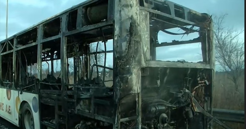 Автобус изгоре на автопат кај Солун – патниците навреме евакуирани