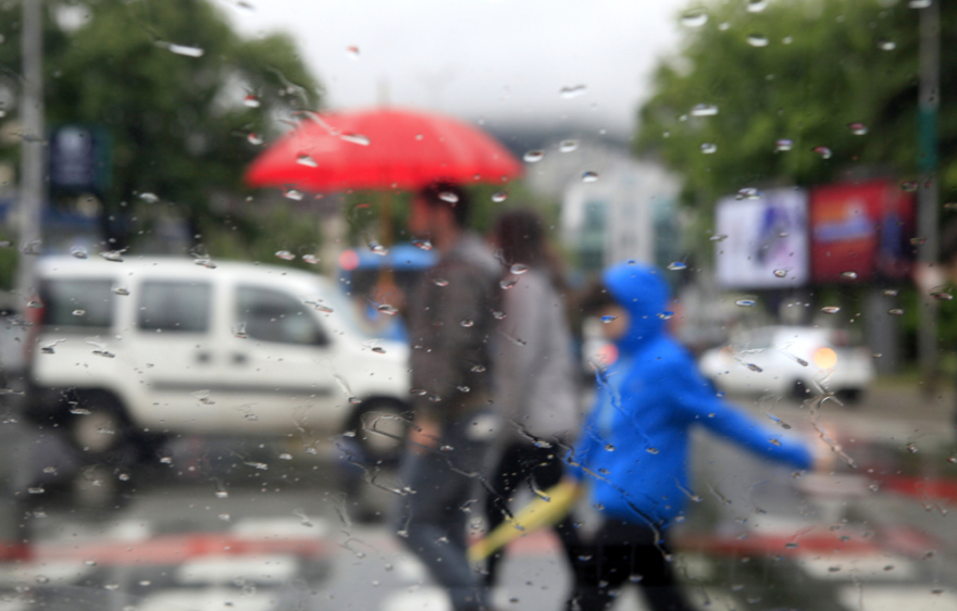 За 24 часа наврнаа 48 литри дожд во Македонија, обилните врнежи продолжуваат