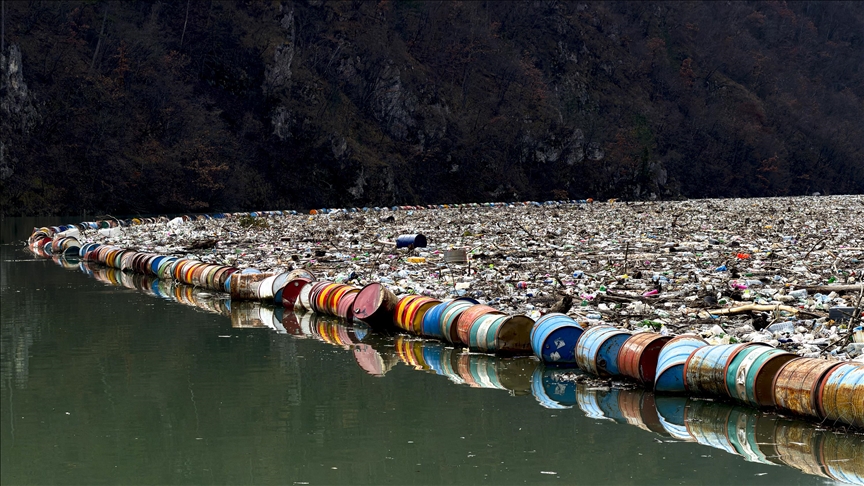 Реката Дрина во БиХ од година во година се задушува во тони отпад