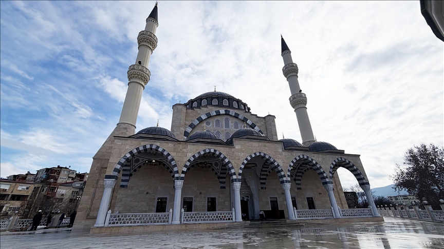 Најголемата џамија во Северна Македонија, изградена со поддршка од Турција, подготвена за Рамазан