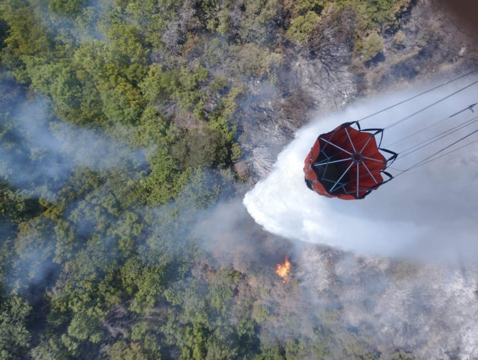 Ангажирани два армиски хеликоптери за пожарот на Јабланица