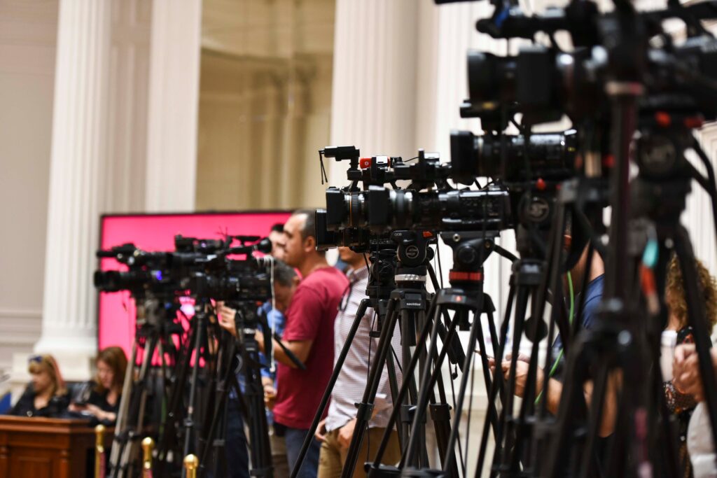 ЗНМ и ССНМ: Политичките партии не смеат јавно да таргетираат новинари и медиуми