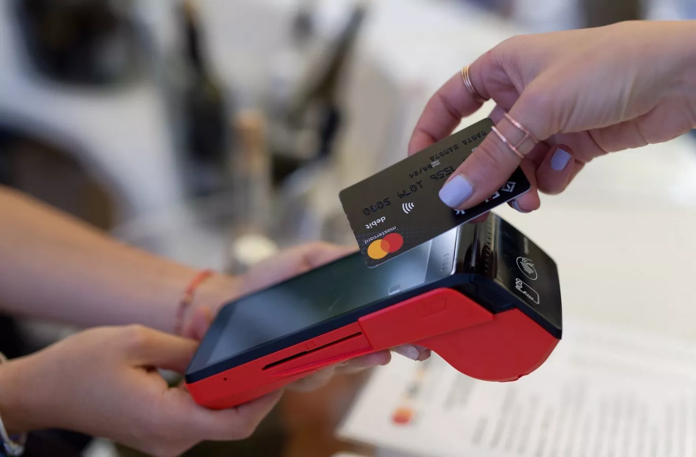 Што преферираат повеќе Македонците, кеш или плаќање со картичка