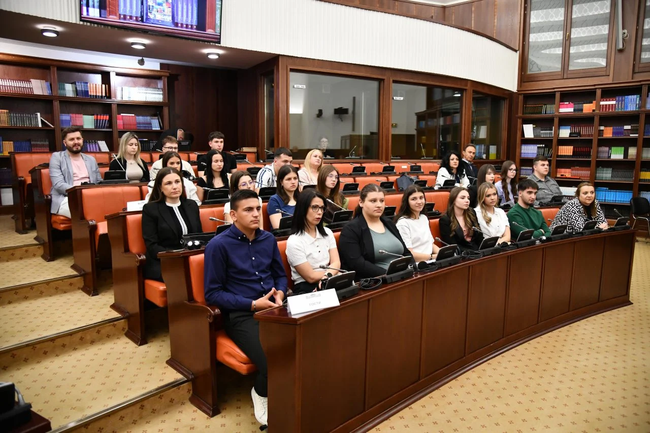Средношколци ги отворија клучните прашања пред пратениците