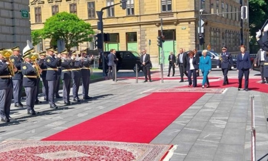Сиљановска-Давкова пречекана со највисоки државни и воени почести од словенечката колешка, Пирц Мусар