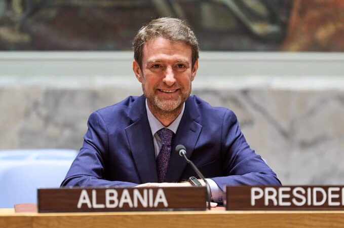 Албанија го одби барањето за повлекување на дипломатите од Киев
