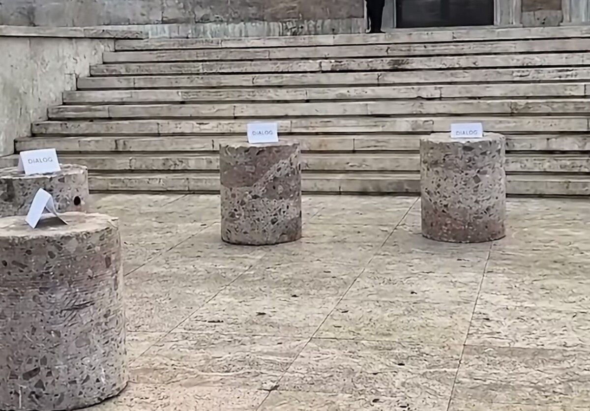 Рама повторно ги повика студентите на дијалог – овојпат постави бетонски столчиња