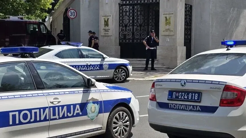 Напаѓач е застрелан и убиен откако со нож нападнал полицаец кој ја обезбедувал Амбасадата на Израел во Србија